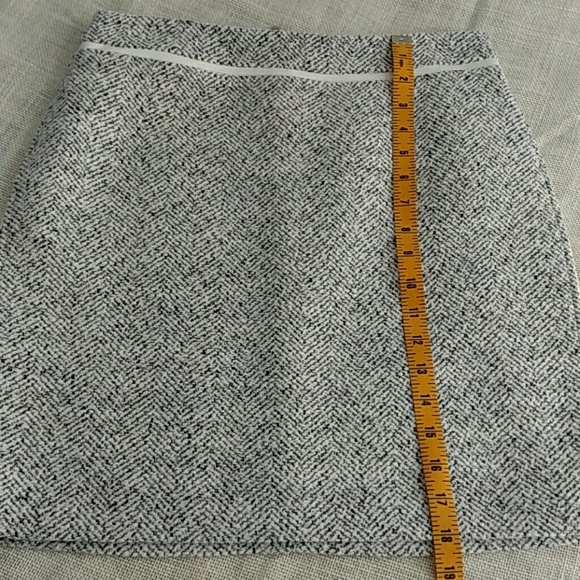 White House Black Market Tweed Boot Mini Skirt In Black Ecru Grey Size 4 NWT - Picture 2 of 8